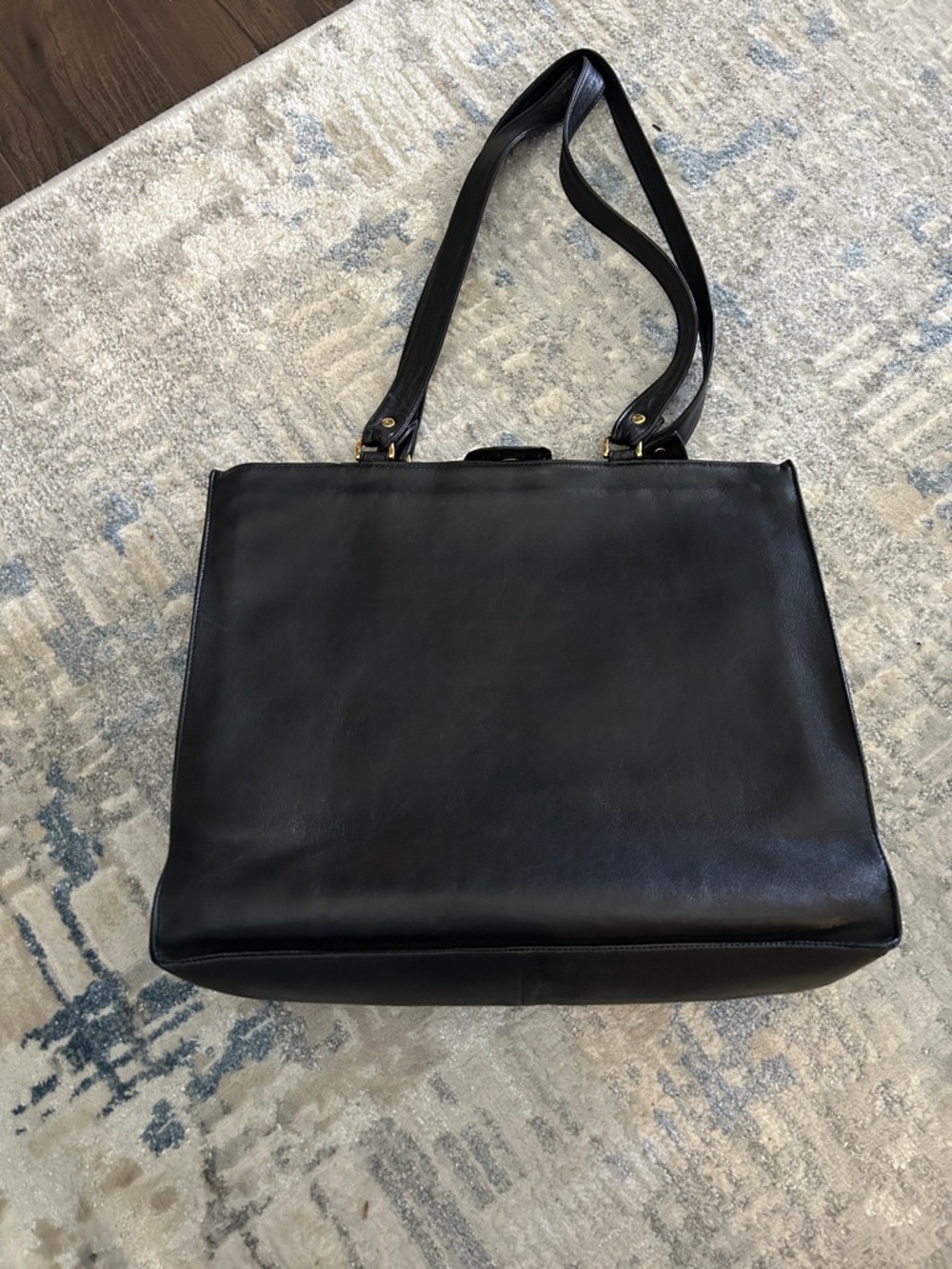 434. CHANEL Black CC Leather Shoulder Tote - Picture 3 of 6